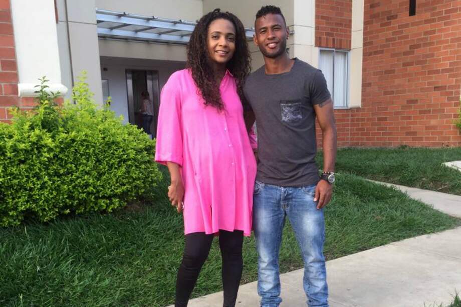Stiwar García, jugador del Pereira, junto a su novia. / Cortesía