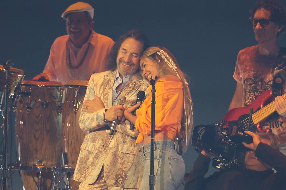 El cantante mexicano Marco Antonio Solís sonríe junto a la colombiana Karol G durante una presentación en la ceremonia de los Latin Grammy este jueves, en Las Vegas (Estados Unidos). EFE/ Octavio Guzmán
