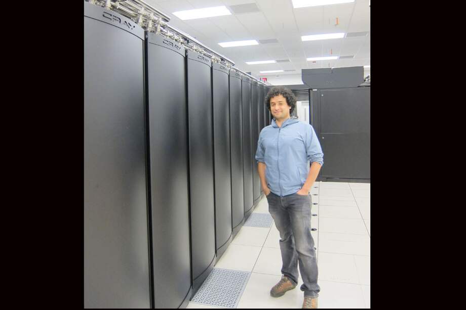 El físico bogotano Juan R. Perilla en las instalaciones del Blue Waters.