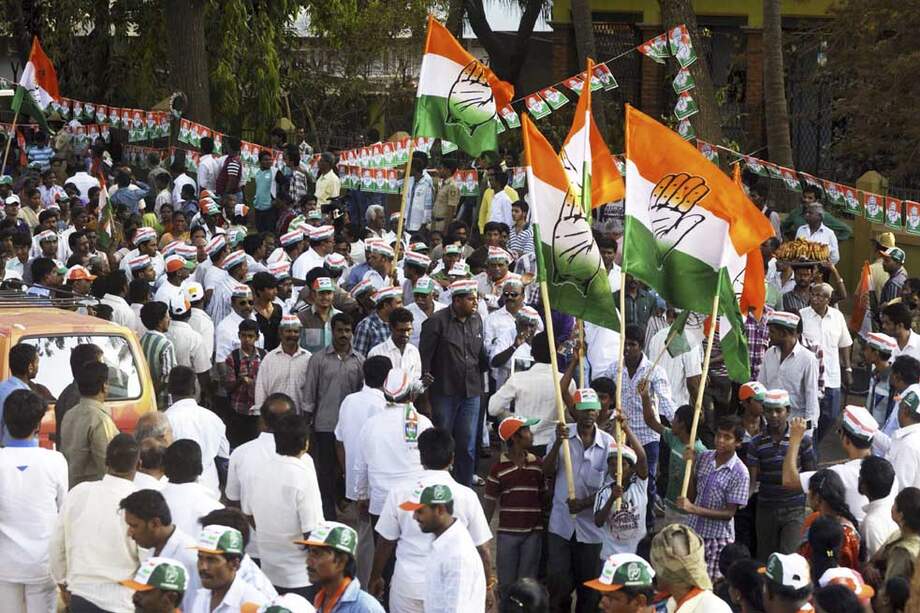 Decenas de personas escuchan al vicepresidente del gubernamental Partido del Congreso de la India, Rahul Gandhi. /EFE