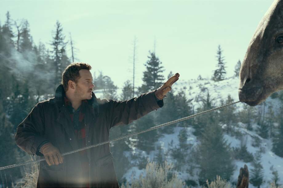 El actor Chris Pratt, en el papel de Owen Grady, se acerca a un parasaurolophus en una escena de la película "Jurassic World Dominion".