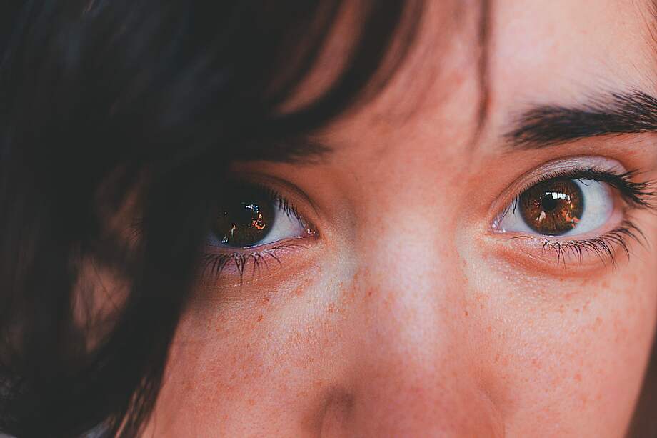 "Cuando estuvieron los dos vehículos a la espera de sus ocupantes, abrieron sus brazos y se unieron en un abrazo muy fuerte, para luego mirarse, con la mirada más triste que jamás hubiesen intercambiado, y confirmar que todo, absolutamente todo, hasta el amor verdadero, también tiene su final".