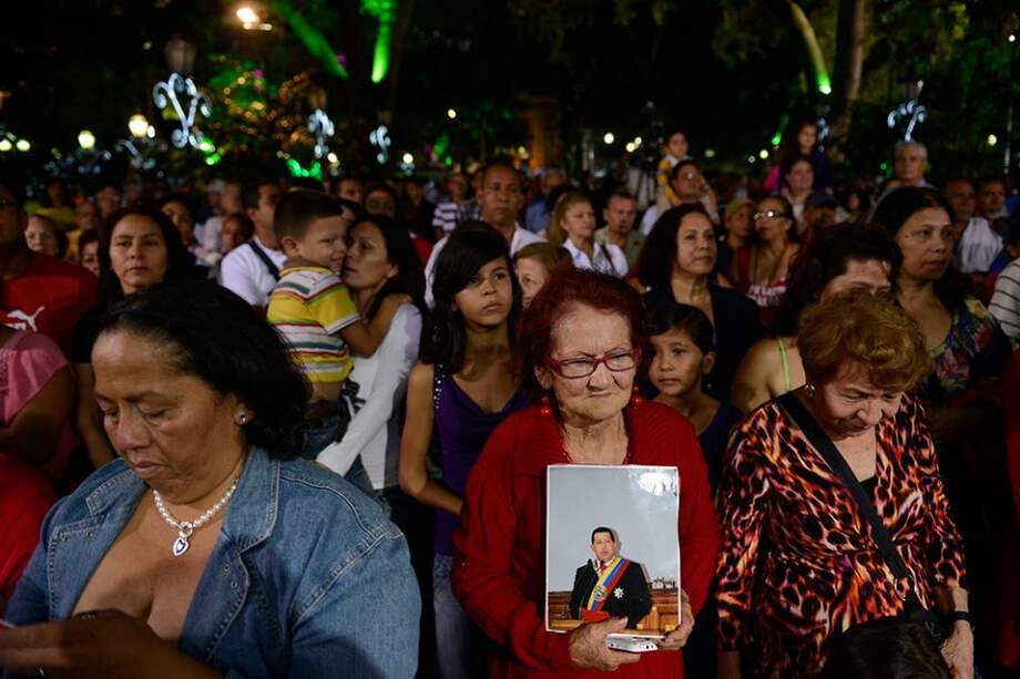 Varias personas asisten a una misa por la salud del presidente de Venezuela, Hugo Chávez.