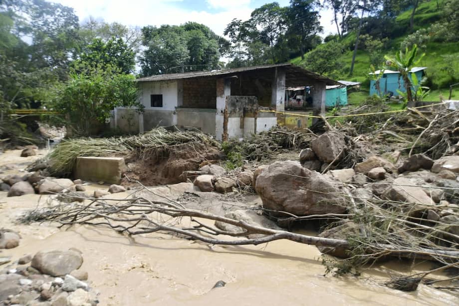 Creciente súbita en la quebrada Yayatá, en zona rural del municipio de Silvania, Cundinamarca.