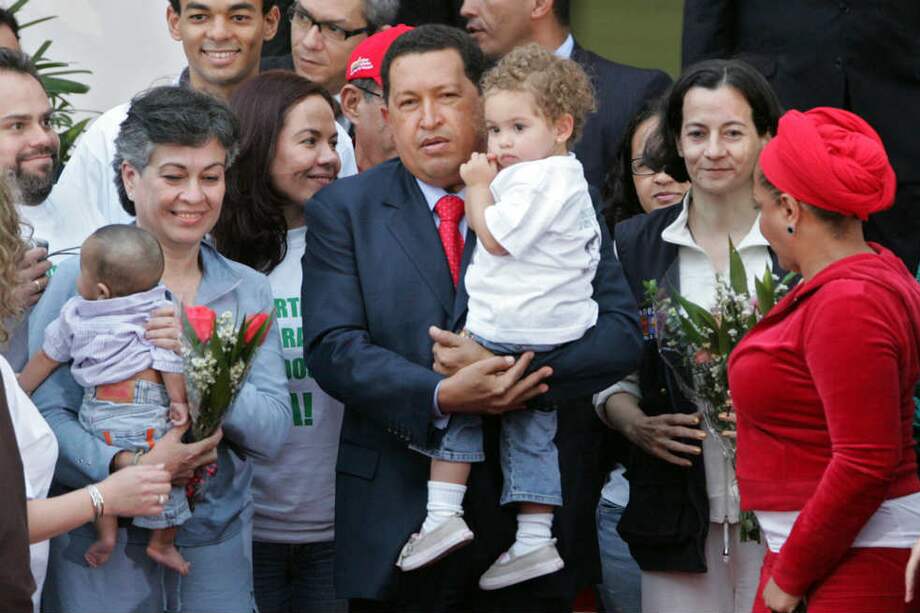 En enero de 2008 el presidente Hugo Chávez en el Palacio de Miraflores con Clara Rojas y Consuelo González, horas después de ser liberadas por las Farc. / AFP