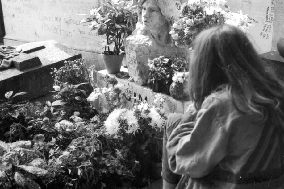 El busto de Jim Morrison había sido instalado en su tumba en París para conmemorar los diez años de su muerte.