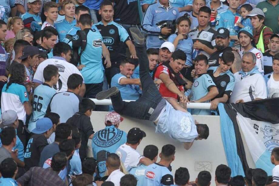 El momento en el que cae de la tribuna del estadio Mario Kempes el hincha Emanuel Balbo, que falleció este lunes en Argentina. / AFP