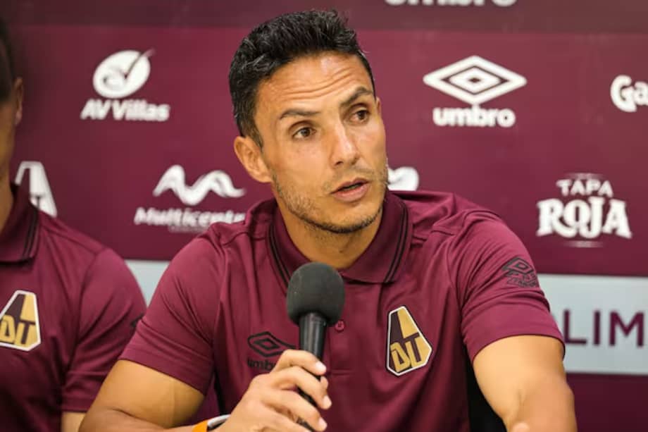 Lucas González durante su presentación como director técnico de Deportes Tolima.
