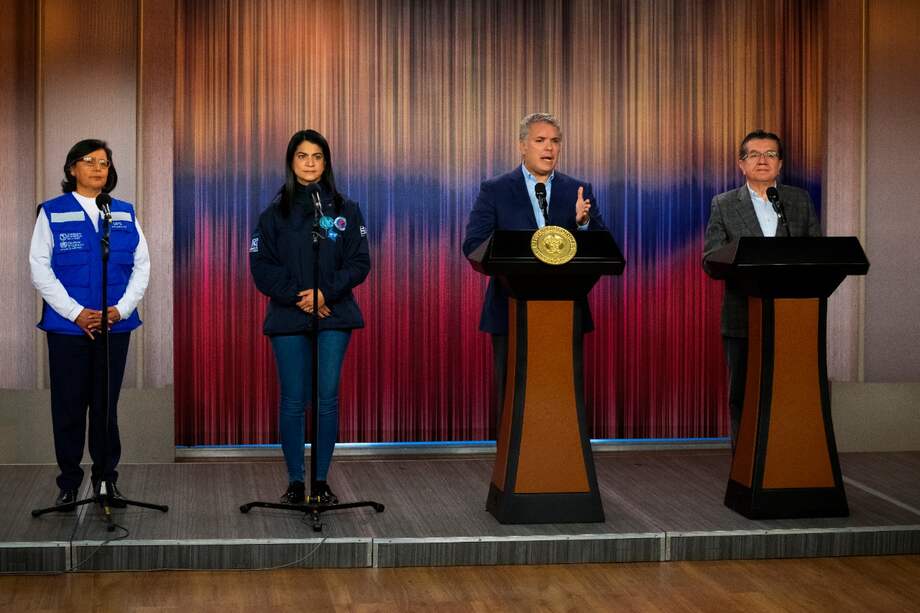 En la fotografía, Gina Tambini, de la OPS; Martha Ospina, directora del INS; el presidente Iván Duque y el ministro de Salud, Fernando Ruiz Gómez. / SIG