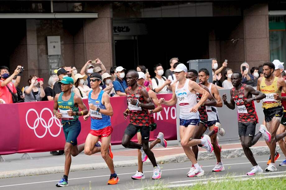 El colombiano, de camiseta azul, estuvo liderando la prueba en los primeros kilómetros.