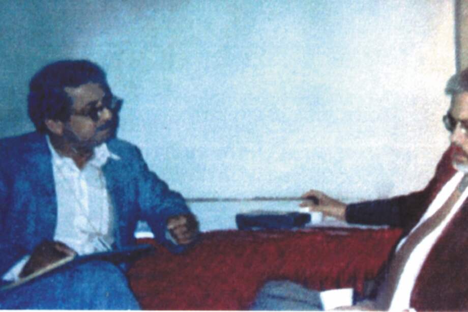 Eduardo Márceles Daconte (a la izquierda) conversando con el escritor cubano Guillermo Cabrera Infante (1929-2005).