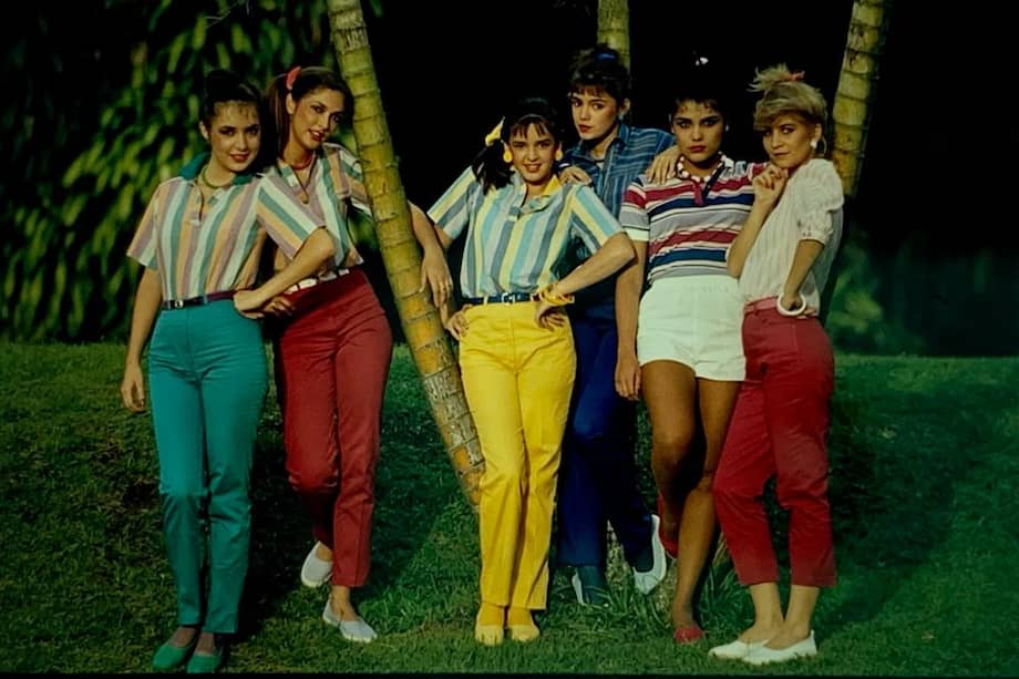 Los pantalones de las mujeres de la década de 1980 fueron, en general, con largas costuras, un estilo traído de la década de 1970.