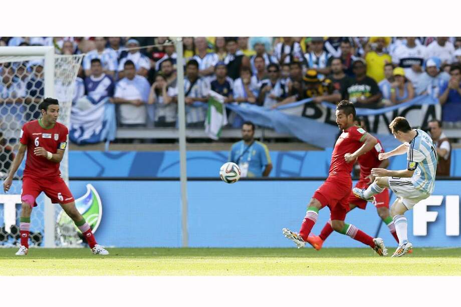 El momento en el que Lionel Messi remata al arco iraní para marcar el gol de la victoria de la selección de Argentina. / EFE