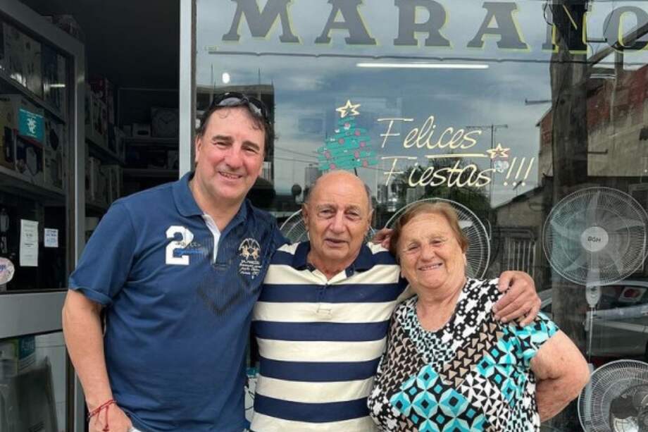 Nestor Lorenzo con Leonardo Marano, un vecino de Villa Celina, y Luisa, su madre.
