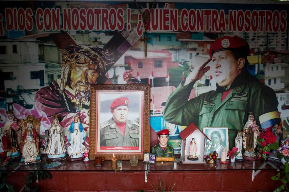 El chavismo, siendo un movimiento caudillista, está necesariamente ligado a las virtudes y graves falencias de la personalidad de su líder, pero dado que la situación en el país vecino sigue siendo de crisis, tememos que falta mucho tiempo antes de que podamos entender por completo la magnitud del efecto que tuvo Chávez. / Foto: EFE