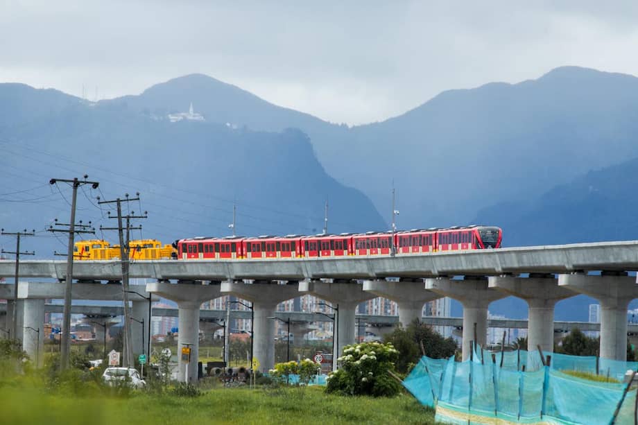 Así se vio el primer recorrido del Metro de Bogotá sobre el viaducto durante las pruebas operativas.