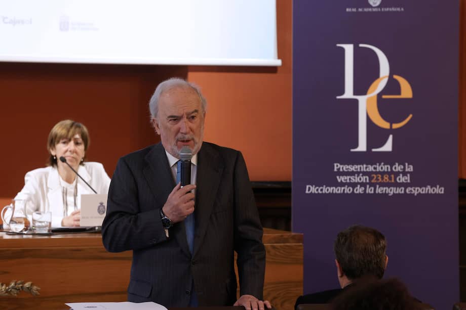 El director de la RAE y presidente de la ASALE, Santiago Muñoz Machado (d), y la responsable del Instituto de Lexicografía, Elena Zamora (i), presentan la versión electrónica 23.8.1 del Diccionario de la lengua española (DLE), con las nuevas palabras y acepciones, este lunes, en Madrid. EFE/Zipi
