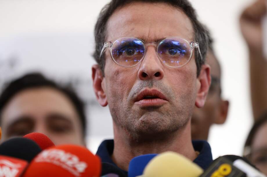 El candidato opositor Henrique Capriles tras reunirse con representantes de la Comisión Nacional de Primarias, en Caracas (Venezuela).