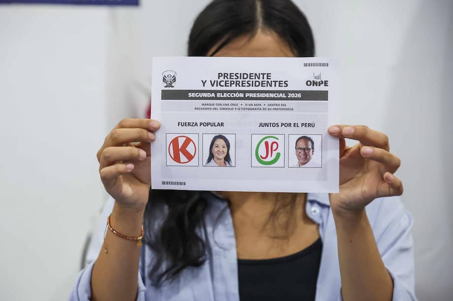 Una mujer muestra una papeleta electoral en un centro de votación en Lima, Perú.