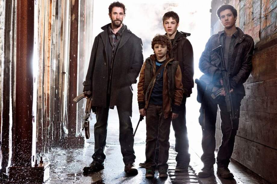 La trama de la serie se desarrolla en el escenario posterior a un ataque alienígeno que ha dejado la mayor parte del mundo completamente devastado.