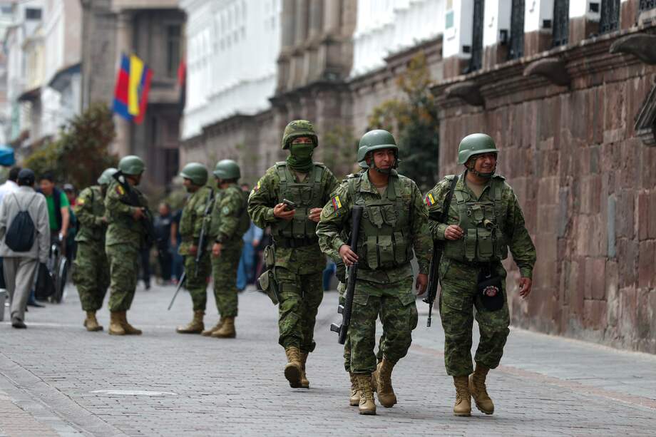 Soldados ecuatorianos patrullan por una calle en Quito (Ecuador).