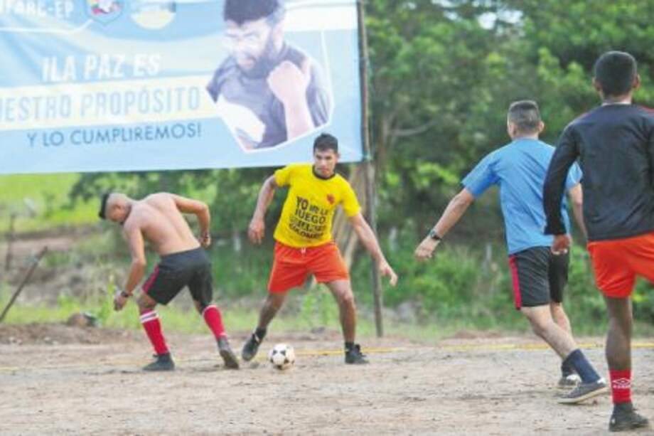 Guerrilleros desmovilizados de las Farc juegan fútbol en su tiempo libre en las zonas veredales de concentración. / Cristian Garavito