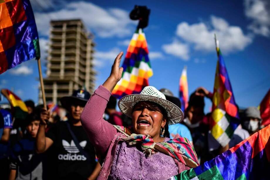 La bandera indígena ha sido usada por los seguidores del expresidente Evo Morales. / AFP