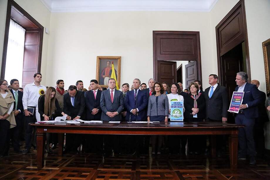 El presidente Iván Duque junto a representantes de los partidos que conformaron la Mesa Técnica para los proyectos anticorrupción. / Senado
