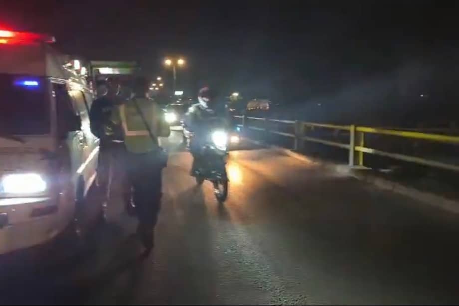 Se registra un siniestro vial entre una volqueta y un ciclista en la vía Bogotá–La Vega, a la altura del kilómetro 1, lo que genera afectación en el ingreso a la ciudad por el corredor de la Calle 80.