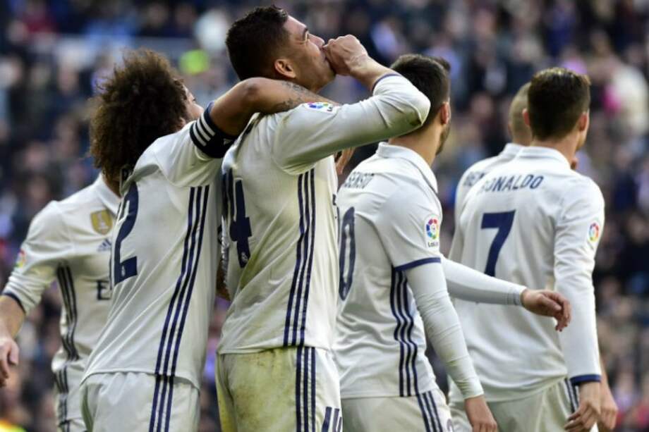 El brasilero Casemiro celebra el quinto gol de Real Madrid ante el Granada, este sábado en el Santiago Bernabéu. / AFP