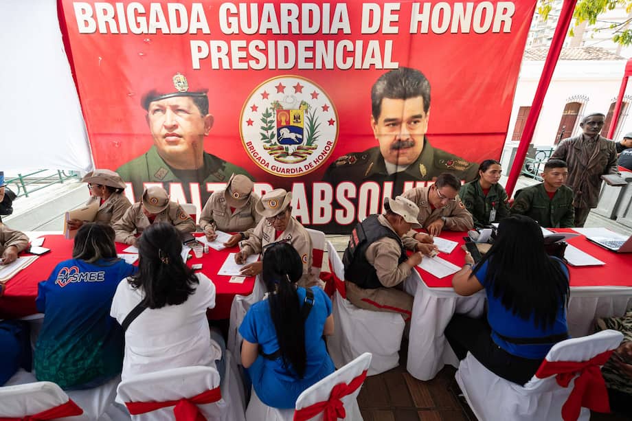 Personas participan en una jornada de alistamiento de la Milicia Nacional Bolivariana en Caracas (Venezuela).