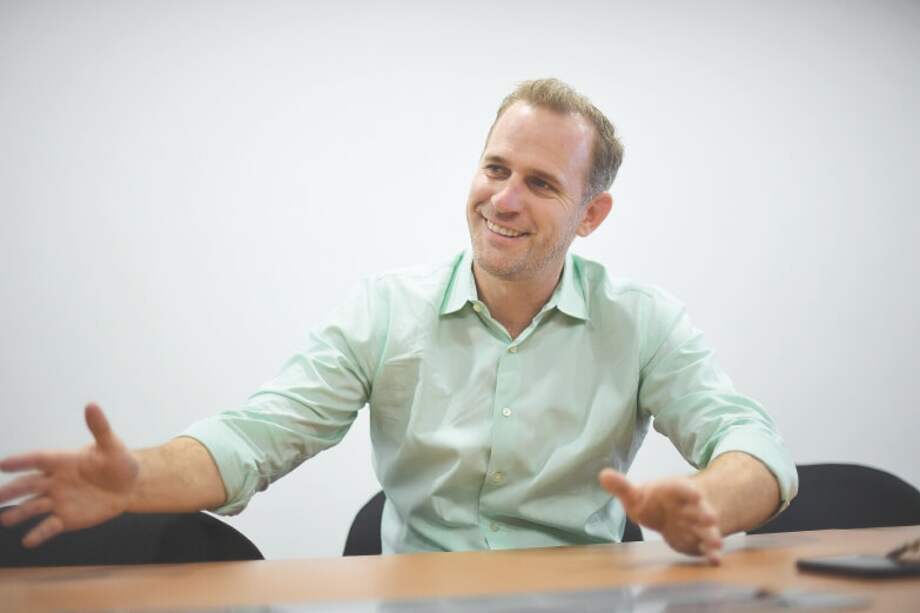 Cody Friesen, CEO de Zero Mass Water planea llevar el modelo de hidropaneles a Amazonas, Chocó y Caquetá. / Gustavo Torrijos