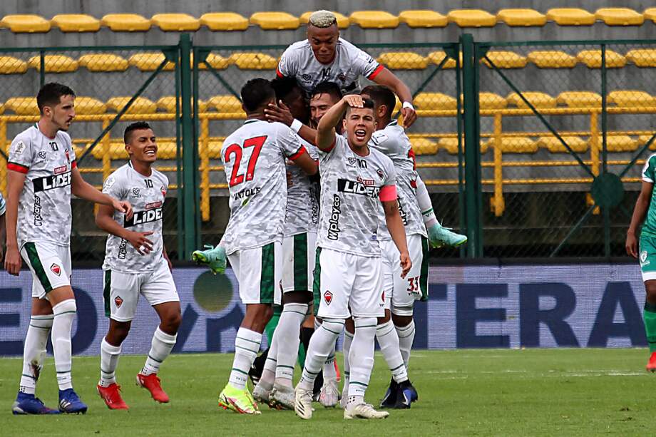 Los jugadores de Patriotas celebran uno de los goles en la victoria de este sábado frente a Equidad en el estadio de Techo.