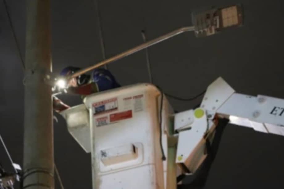 El hurto y el vandalismo contra las luminarias del alumbrado público siguen afectando la iluminación y la seguridad en diferentes sectores de Bogotá.
