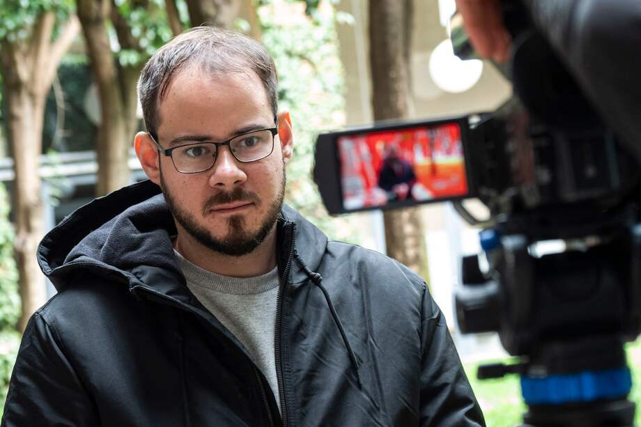 "Estoy encerrado junto a bastantes solidarios en la Universitat de Lleida, tendrán que reventarla para detenerme y encarcelarme" tuiteó Pablo Hasel.