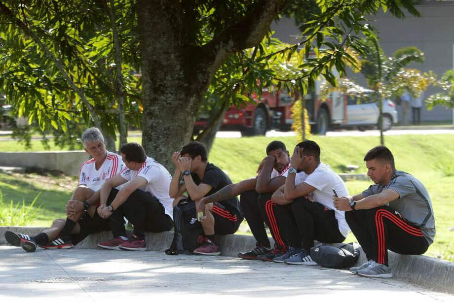 Jugadores de las inferiores de Flamengo se lamentan tras lo sucedido. / EFE