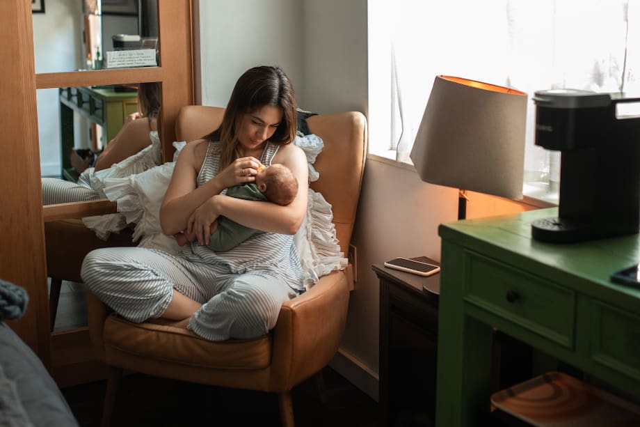 Acariciar suavemente la cara del bebé le genera una sensación de tranquilidad y paz.