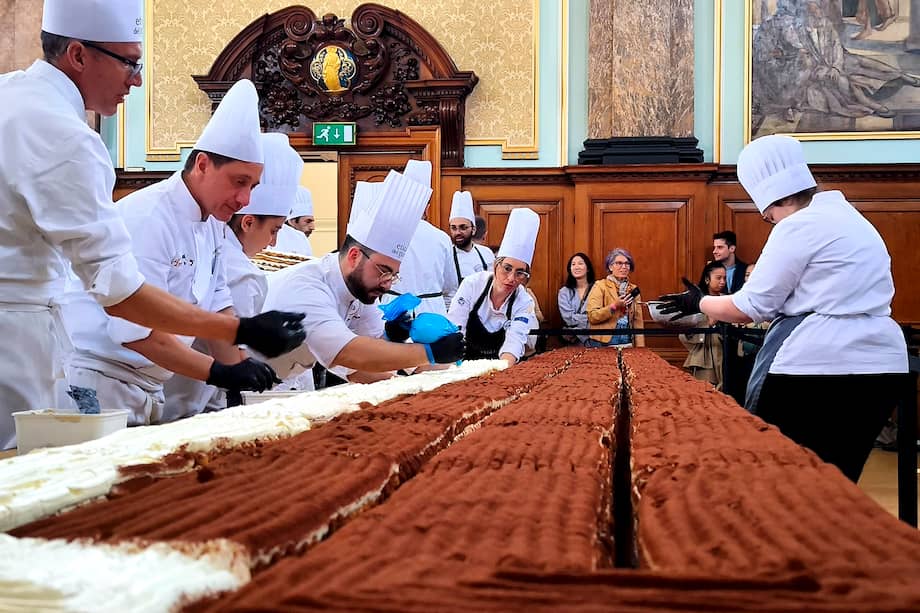 Un tiramisú de 440,58 metros de longitud fue reconocido este domingo con un récord Guinness al dulce de esta variedad más largo del mundo.