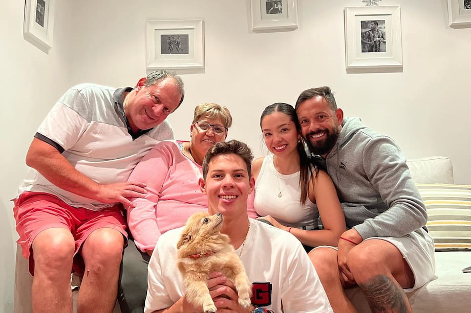 Tras su separación de Melissa Martínez, el futbolista Matías Mier se dejó ver por primera vez con Valentina Rendón, la mujer que dicen, es su nueva novia.