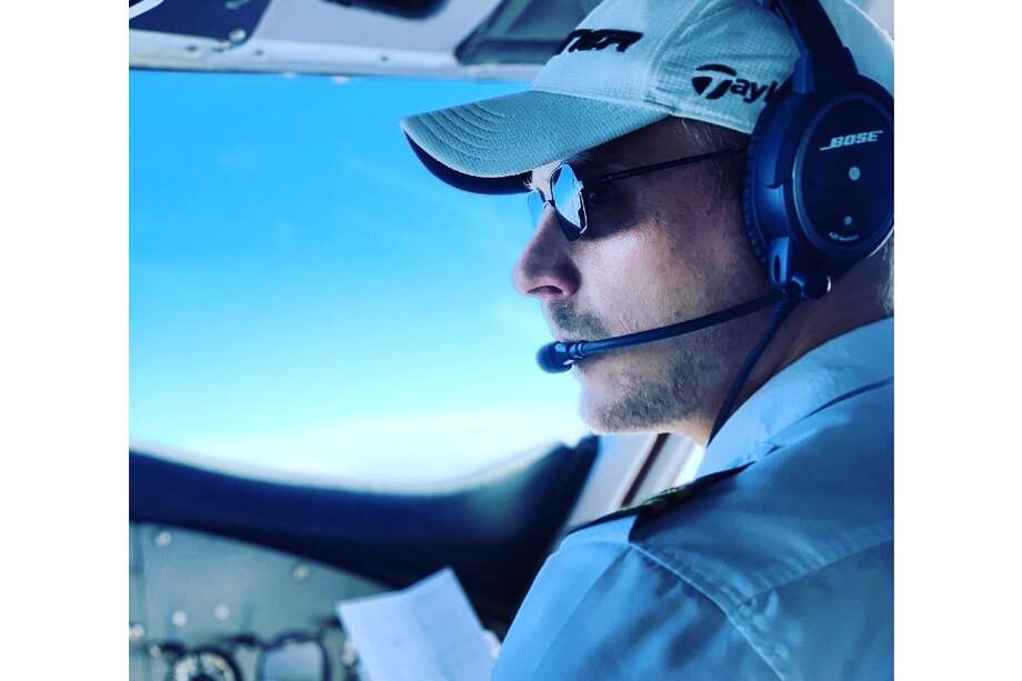 Rudolf Erasmus tenía cuatro pasajeros a bordo de la avioneta cuando sintió que “algo frío” se deslizaba por su espalda baja.