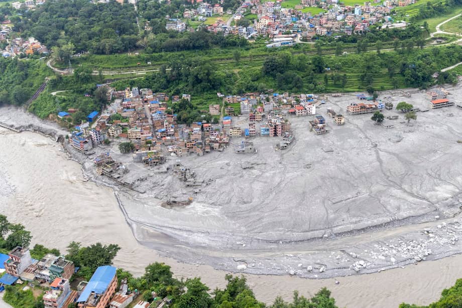 Vista aérea de los daños en una aldea del distrito de Rasuwa tras unas inundaciones repentinas ocurridas en dicha zona de Nepal el 4 de septiembre de 2026.
