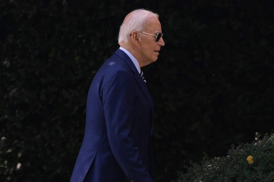 El presidente estadounidense Joe Biden camina fuera del ala oeste después de regresar al jardín sur de la Casa Blanca por Marine One en Washington, DC, EE.UU., 05 de agosto de 2024. El presidente estadounidense Biden regresa de Delaware.