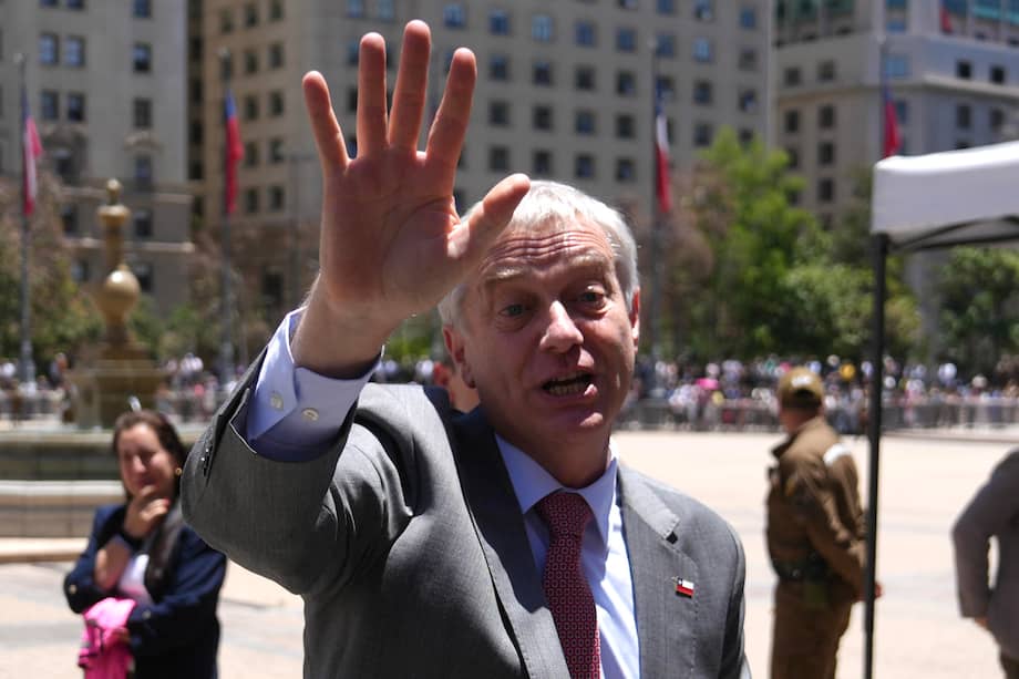 El presidente electo de Chile, José Antonio Kast, saluda a su salida del Palacio de la Moneda este lunes, en Santiago (Chile).
