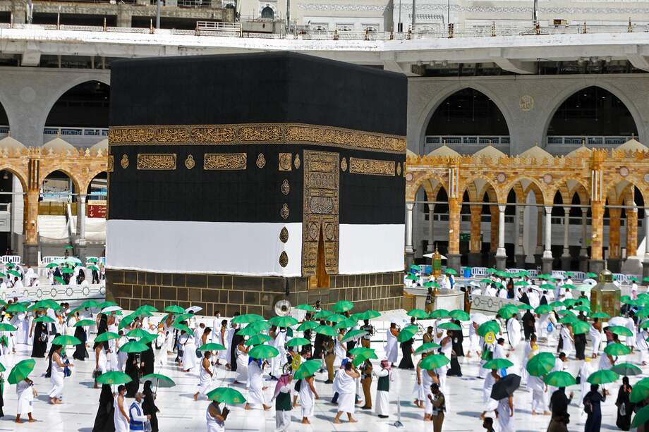 Desde el sábado, cientos de fieles divididos en pequeños grupos comenzaron a girar en torno a la Kaaba, la estructura cúbica negra situada en el corazón de la Gran mezquita