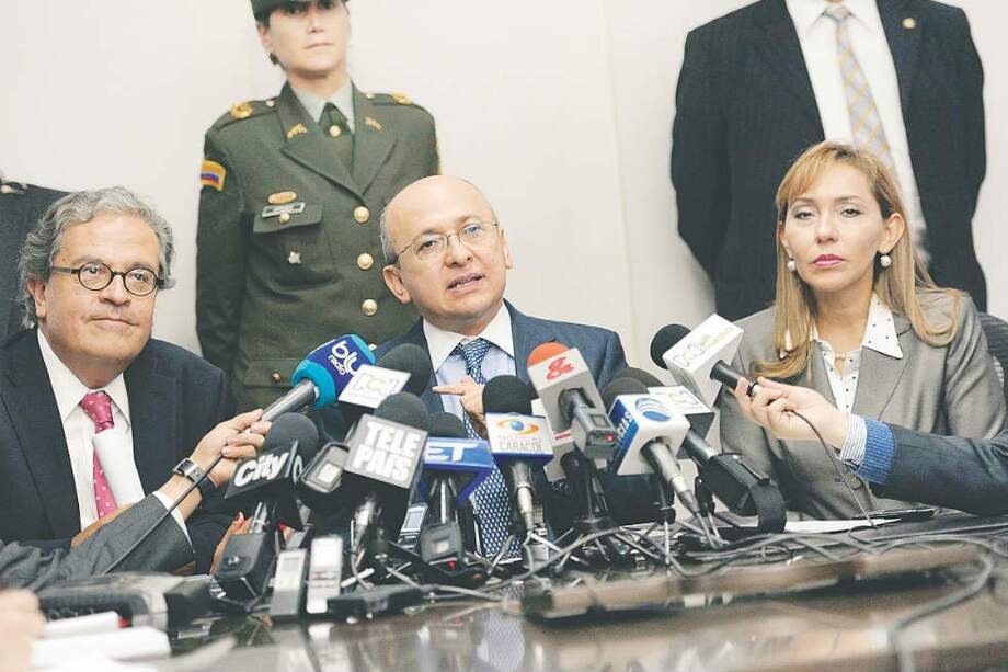 Gerardo Hernández, superfinanciero; Eduardo Montealegre, fiscal general, y Maritza Hernández, directora del CTI. / Luis Ángel