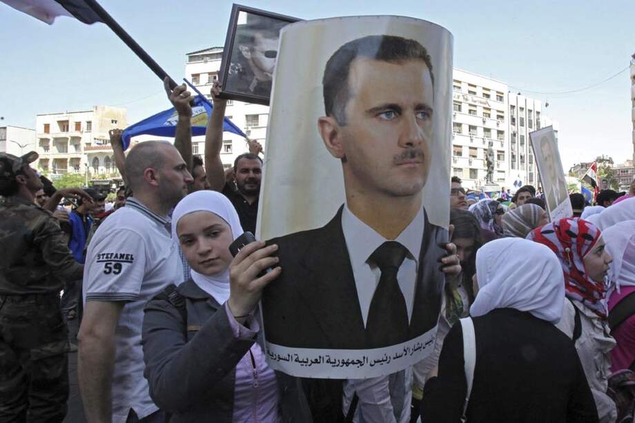 Simpatizantes del expresidente sirio Bachar Al Asad participan en una concentración en Damasco, Siria. / EFE