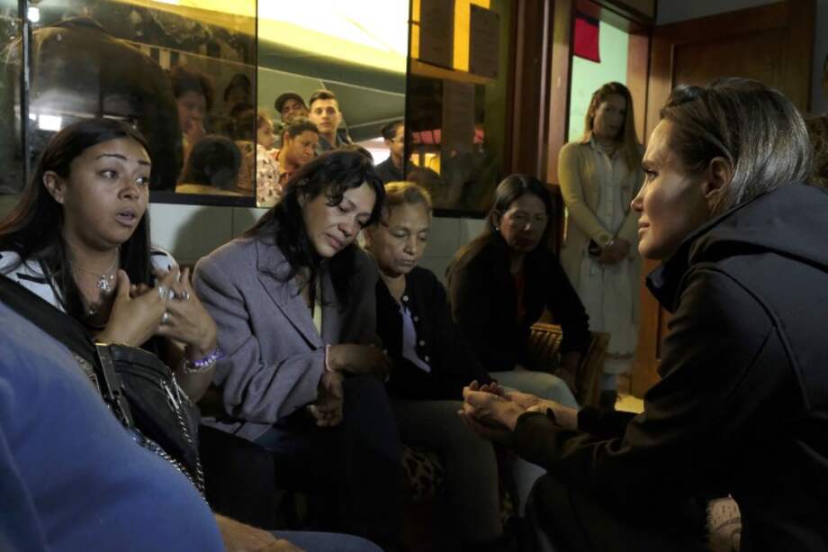 Angelina Jolie se reunió con los migrantes venezolanos que llegaron a Perú. / AFP