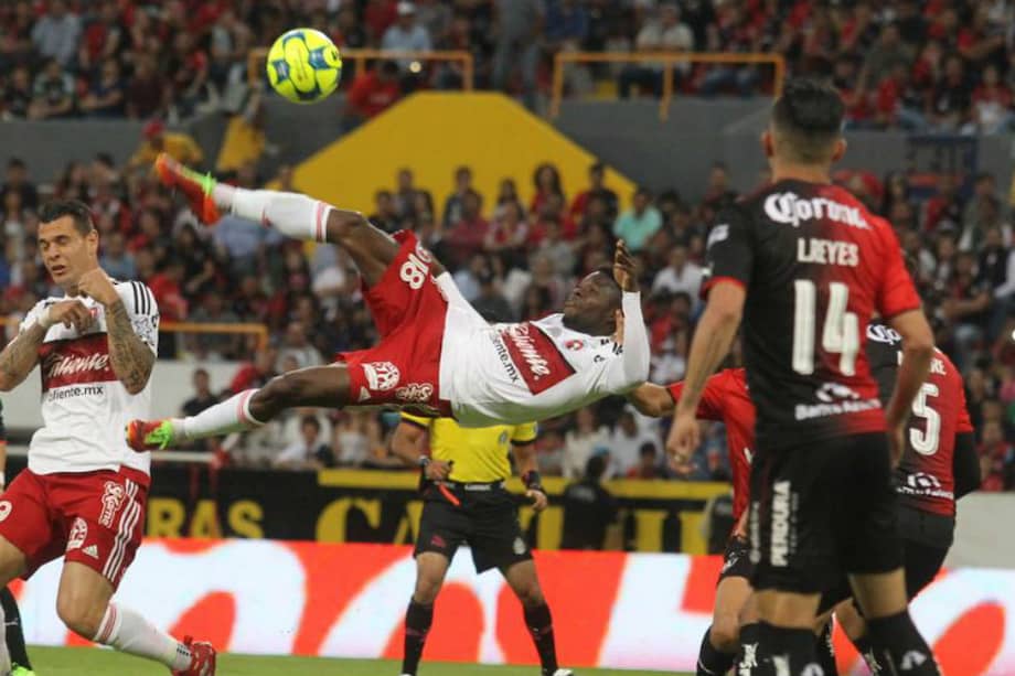 El gol que le anotó el colombiano en la derrota 2-1 frente a Atlas. / Ulises Ruiz Basurto / EFE)
