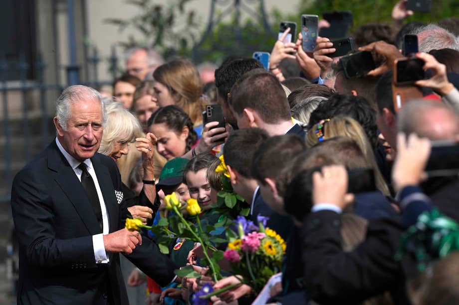 Carlos III se reunió con los líderes políticos de Irlanda del Norte en el Castillo de Hillsborough, en el sur de Belfast. El monarca recibió condolencias respetuosas de unionistas y republicanos. Pero, con su ascensión al trono, estos últimos ven un poco más cerca su sueño de salir del Reino Unido para reunificarse con la vecina República de Irlanda.