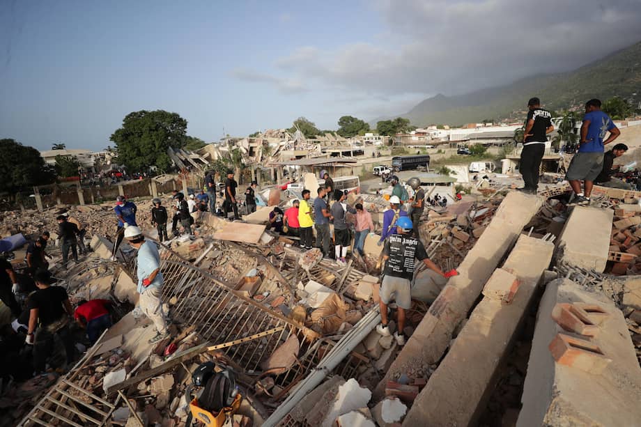 Las personas realizan labores de búsqueda en una zona afectada por el terremoto en La Guaira (Venezuela).